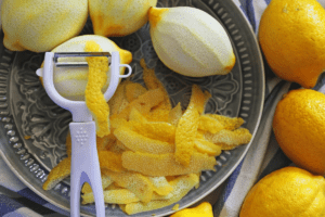 scaras de limón: beneficios, usos en el hogar y remedios caseros