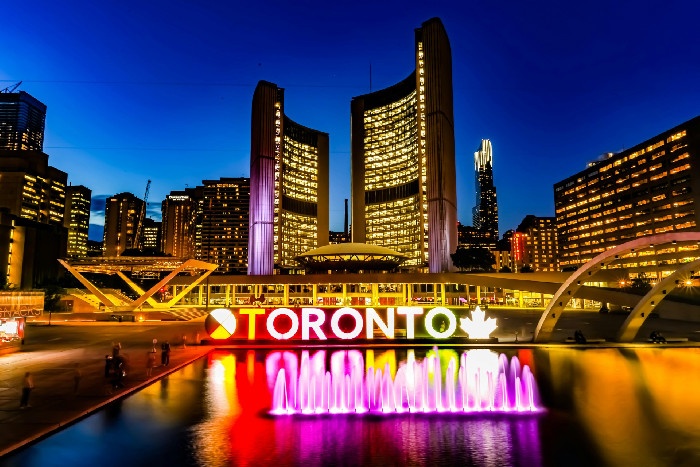 Trabajar en Toronto, Canadá: Oportunidades, Ingresos y Vida en una Ciudad Global